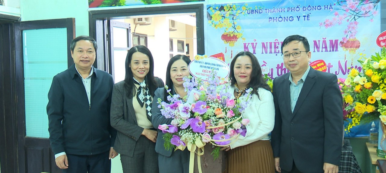 Đồng chí Lê Thị Anh Đào - Phó Bí thư Thường trực Thành ủy, Chủ tịch HĐND thành phố tặng hoa chúc mừng Phòng Y tế thành phố