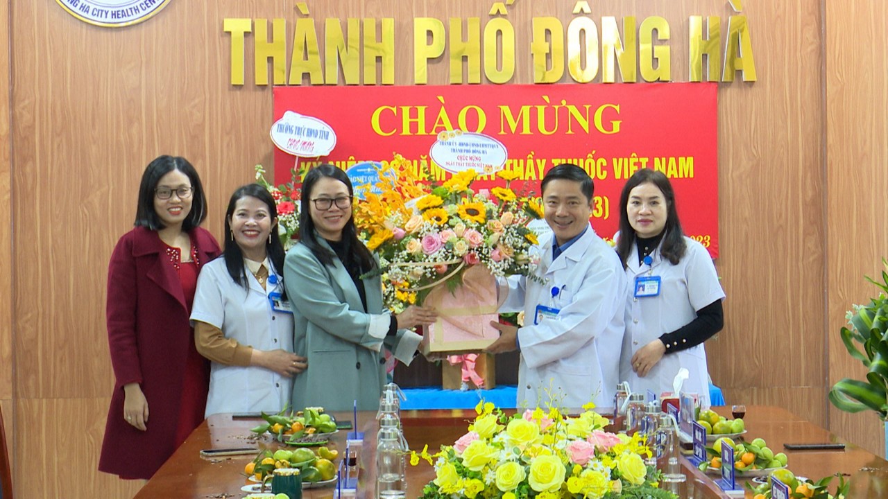 Đồng chí Đặng Thị Thủy - UVBTV Thành ủy, Phó Chủ tịch HĐND thành phố tặng hoa chúc mừng Phòng quản lý sức khoẻ cán bộ